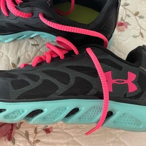 Ladies Under Armour tennis shoes